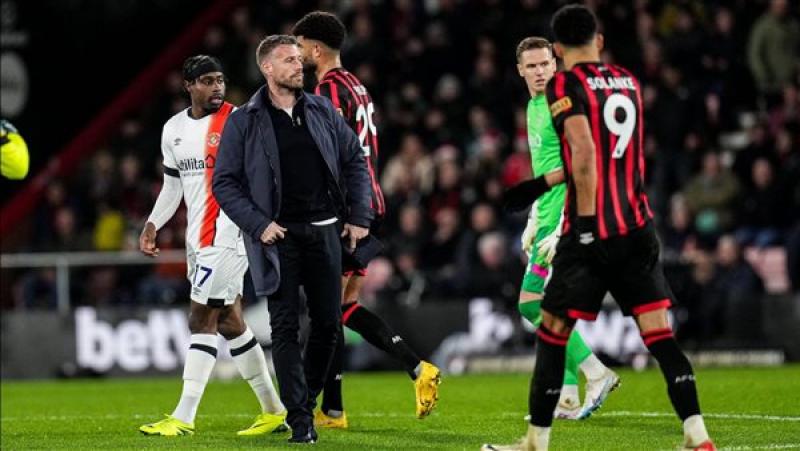 الدوري الإنجليزي.. إلغاء مباراة بورنموث ولوتون تاون بسبب سقوط مروع (فيديو)