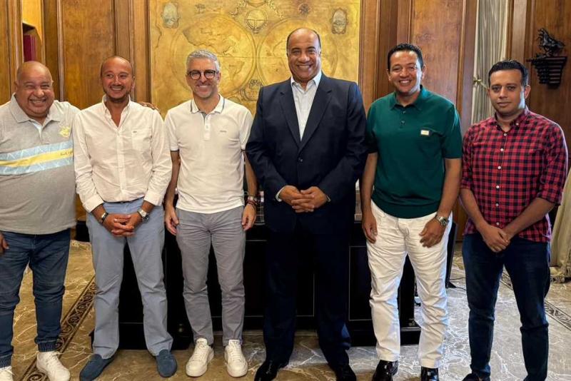 محمد مصيلحى يتوسط المدير الفنى الجديد للاتحاد وأعضاء المجلس